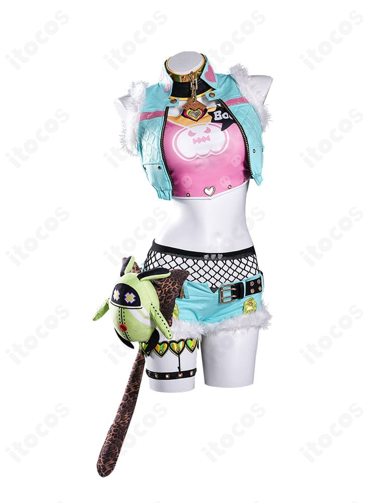 ニコ・デマラ コスプレ衣装の正面全身。付け襟・コート・ベルトレイアウトがわかる参考画像。