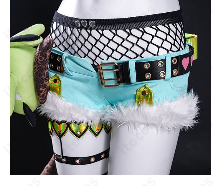 ショートパンツの装飾と意匠。ポケット周りと金具の配置、質感を示す近接画像。