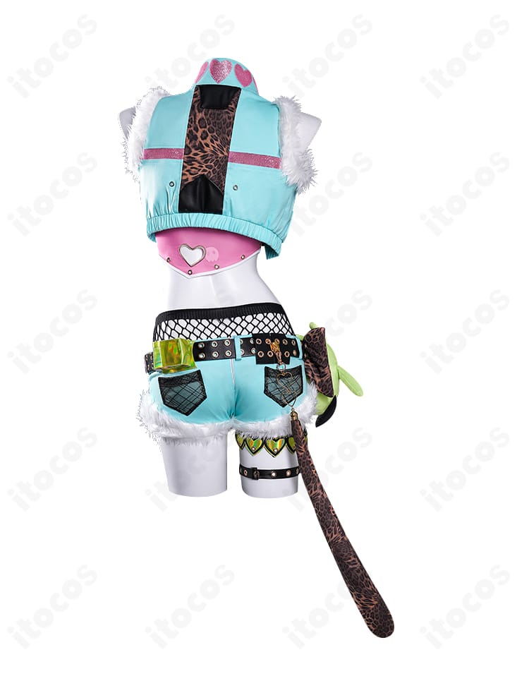 背面全身。コートの後ろ姿、ベルトの配列、尻尾アクセの位置関係を確認できる画像。