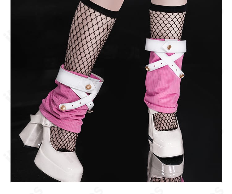 足元の装飾とブーツの詳細。レッグカバーとのつながりと全体のバランスを確認可能。