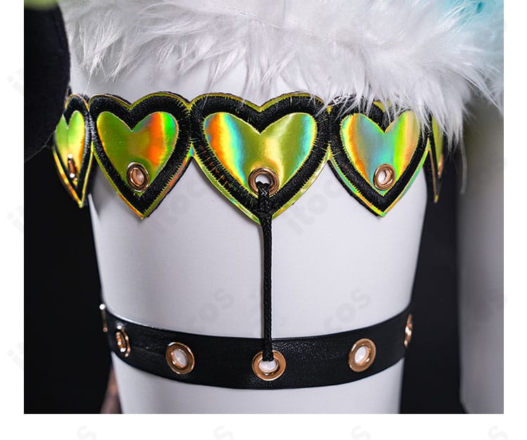 レッグ装飾の細部。レッグカバーと網素材の重なり、フィット感の表現がわかる画像。