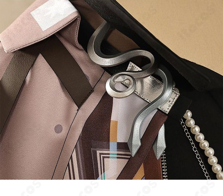 アークナイツ ソーンズ 引星コスプレ衣装の右肩装飾クローズアップ。立体的なパーツ配置で存在感を演出。