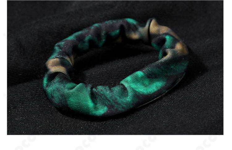 ヘアバンドと髪飾りの接写。前髪周りのアクセント配置