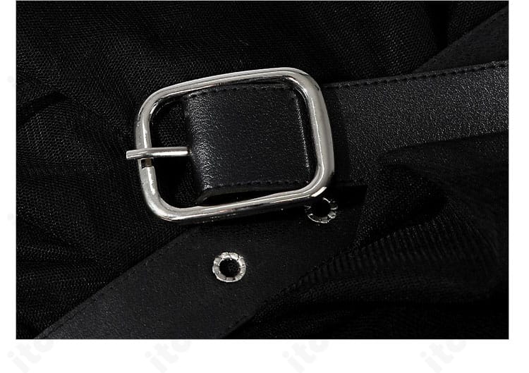 ベルトバックルの接写。金具の意匠と表面仕上げ