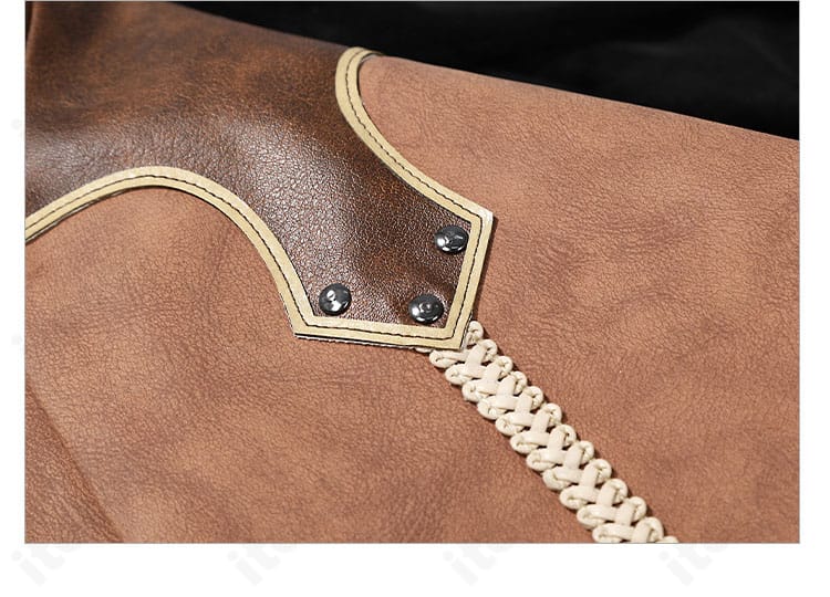 レザー調コート胸元装飾の接写。装飾パーツの配置とバランス