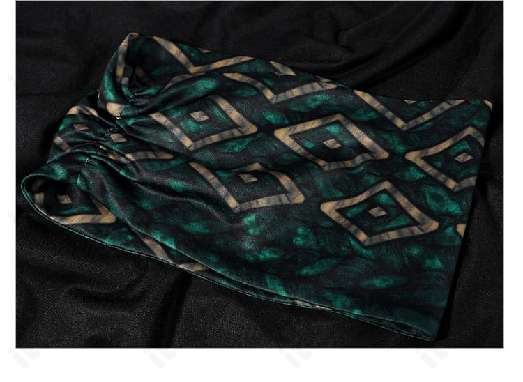 ヘッドスカーフのディテール。結び目とドレープ感