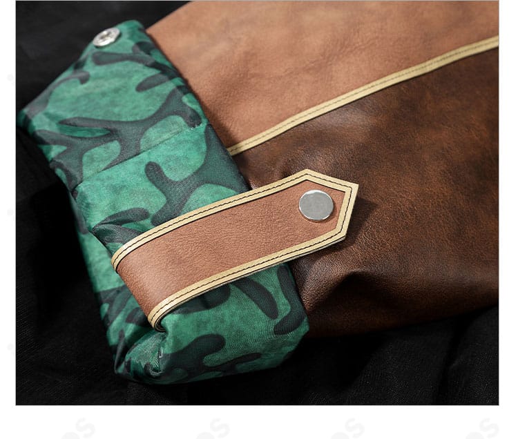 レザー調コート袖口ディテールの接写。カフの形状と縫製