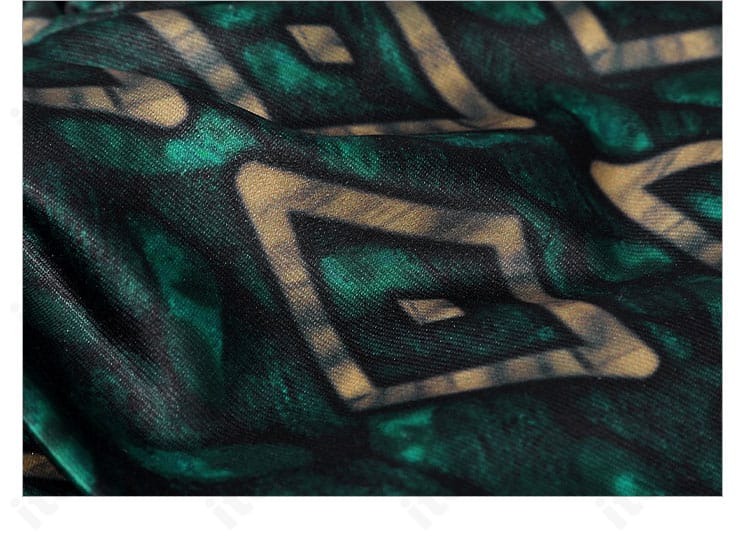 ヘッドスカーフ装飾の接写。縁取りと柄の表現