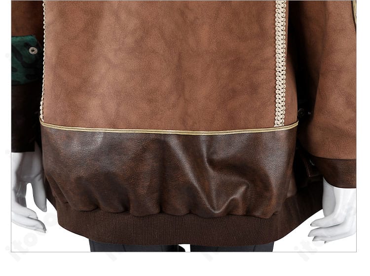 レザー調コート背面のディテール。センターラインと裾の広がり