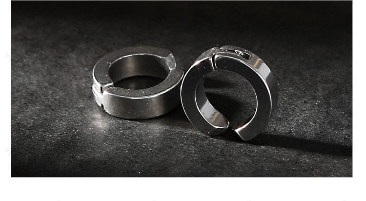 イヤリングの接写。形状と装着位置の参考