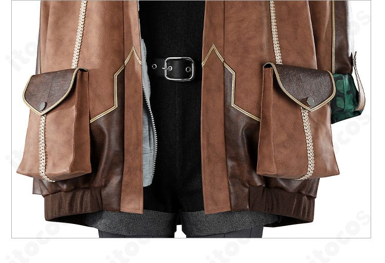 レザー調コートの襟元装飾ディテール。縁取りと金具の意匠