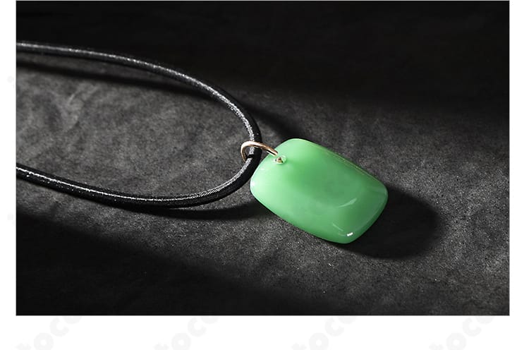 玉飾り（玉佩）の接写。紐の結びと揺れ感