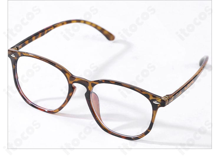 眼鏡の接写。フレーム形状とサイズ感の目安