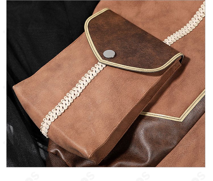 レザー調コート右ポケット周辺のディテール。フラップとステッチ