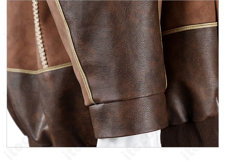 レザー調コート右袖のディテール。装飾とシワ感の再現