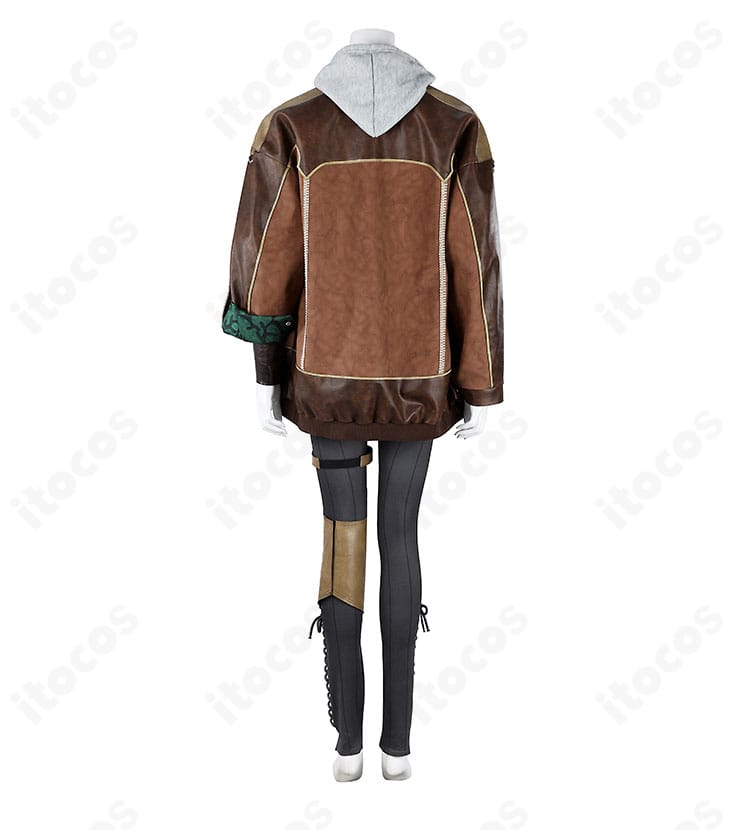 アルマ衣装の背面全景。コートの落ち感とフード位置が整った仕上がり