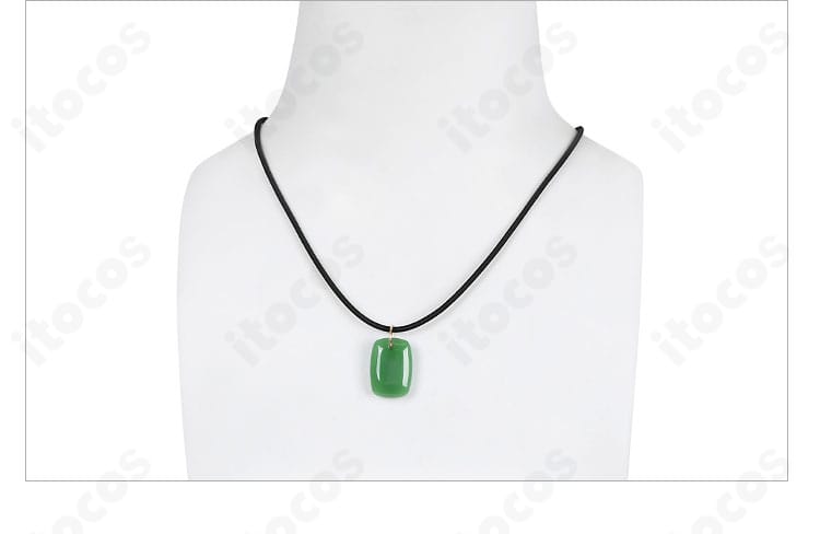 ネックレスのクローズアップ。トップの形状とチェーンの質感