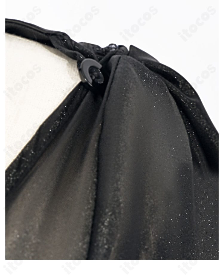 アークナイツ衣装の肩装飾ディテール。立体パーツと縫製ラインを強調したクローズアップ。