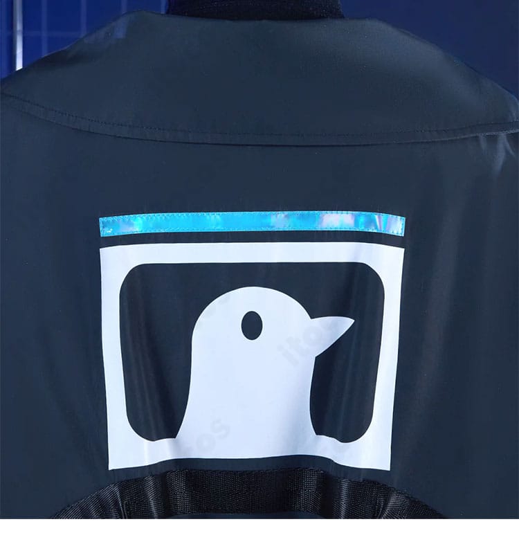 Raidiain コート背面の装飾ディテール。背面図案と装飾の配置バランスを示す画像。