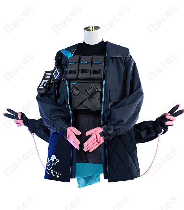 アークナイツ Raidian コスプレ衣装の左側面。ショートパンツとコートのレイヤード、側面装飾の配置が確認できる画像。