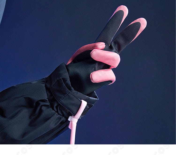 アークナイツ Raidian 手袋のディテール。ステッチと意匠の配置が分かるクローズアップ。