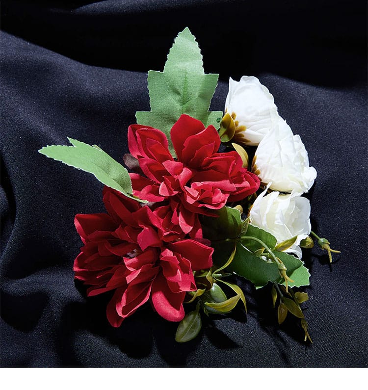 Raidiain 髪花飾りのクローズアップ。花モチーフの装飾と質感を強調した画像。