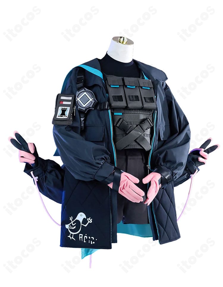 アークナイツ Raidian コスプレ衣装の右側面。コートとベストのライン、アームポーチ位置が分かるディテール強調画像。