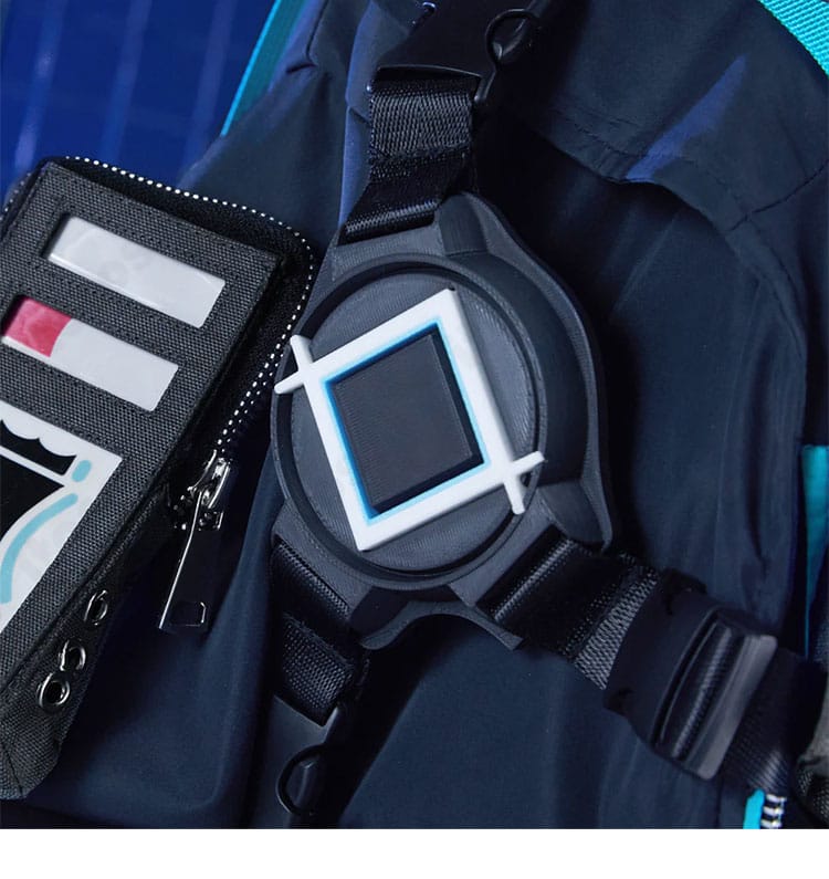 アークナイツ Raidian 衣装の肩と胸元のクローズアップ。エッジの効いたラインと装飾配置が分かる画像。