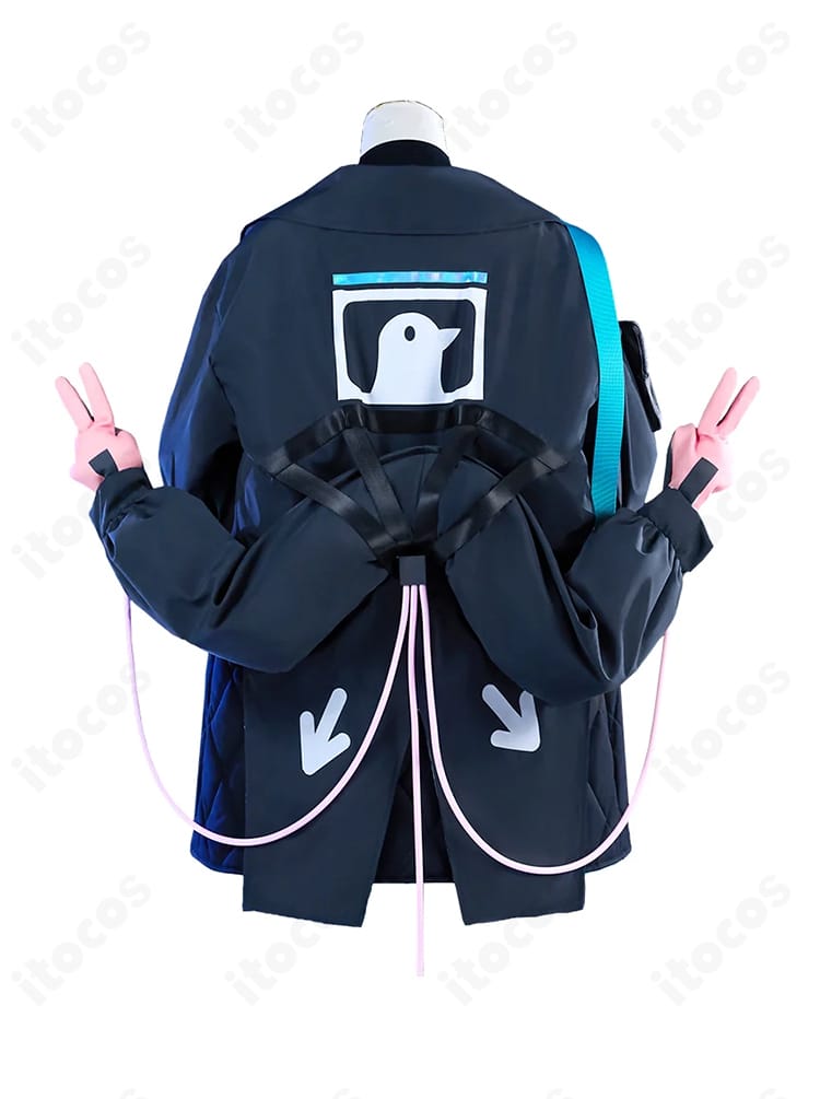 アークナイツ Raidian コスプレ衣装の背面。背飾りと刺繍ディテール、コート裾ラインを見せるバックショット。