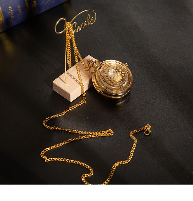 アークナイツ ルーメン衣装の懐中時計。文字盤とチェーンの質感が映えるアクセサリー