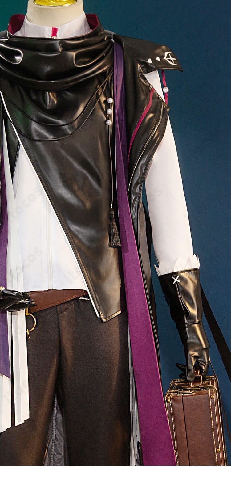 アークナイツ ルーメン衣装の肩・袖ディテール。袖口のパーツとステッチワークの近接写真