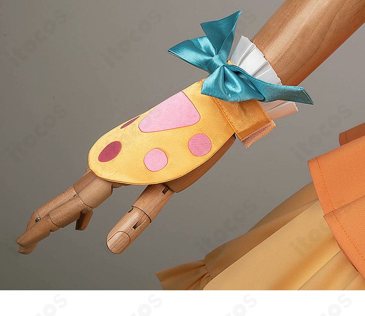 手飾りのクローズアップ。グローブと手元アクセの質感・縫製が見える写真