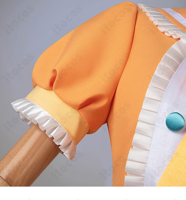 肩と袖の装飾ディテール。立体モチーフと配色ラインが強調された近接写真