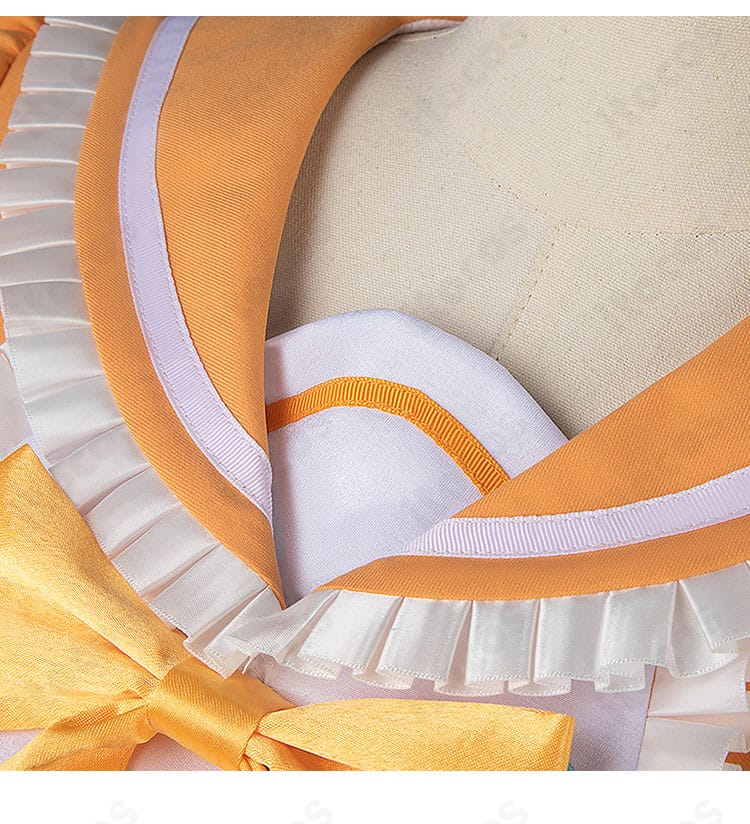 襟元の装飾ディテール。星川サラMV衣装らしい華やかなカラーと縁取りステッチが見えるクローズアップ