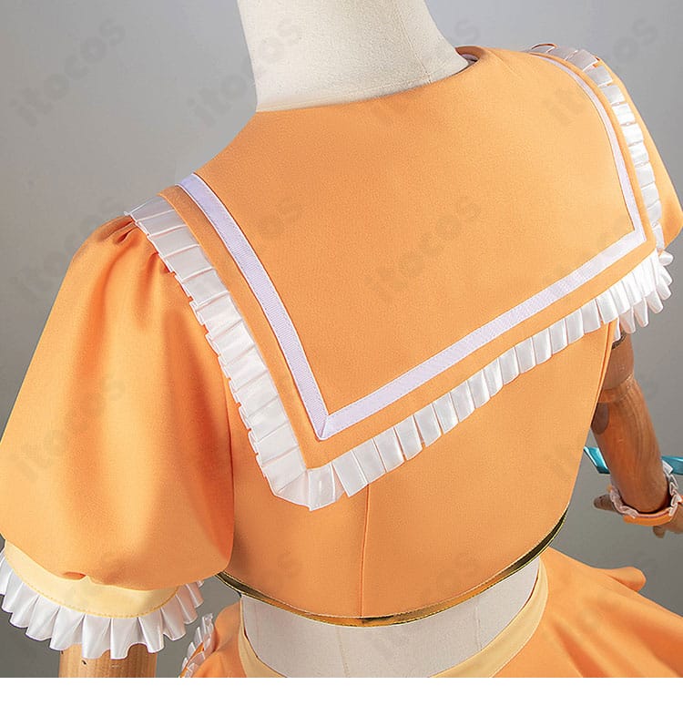 背面ケープの装飾ディテール。ドレープ感と縁の意匠が分かるクローズアップ