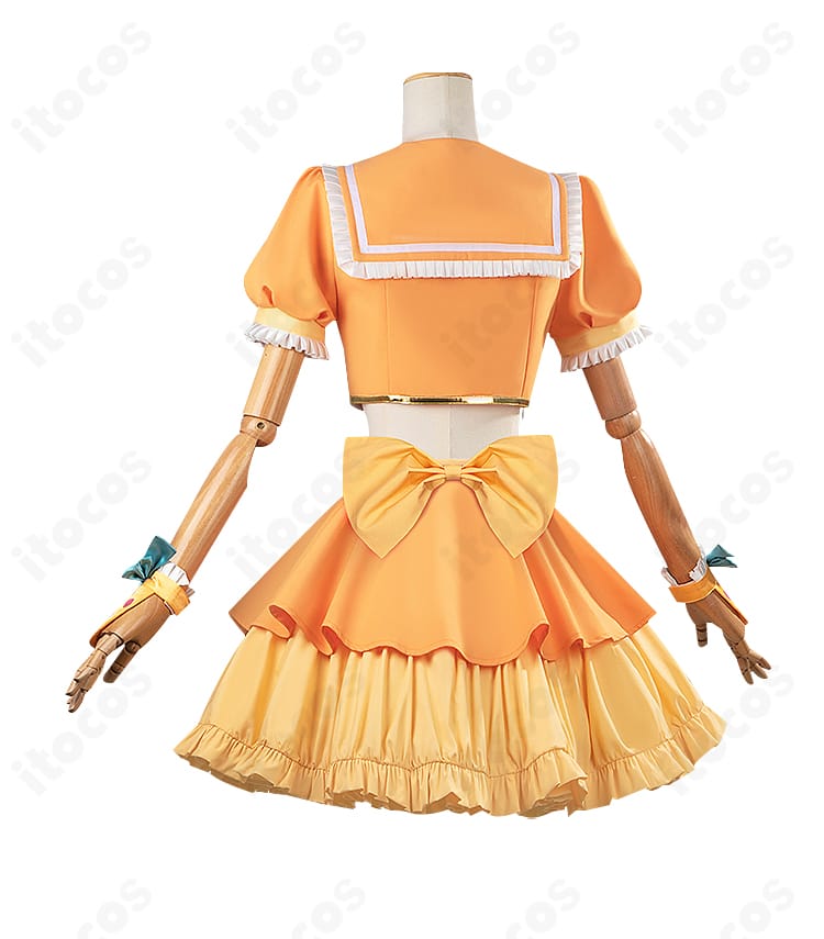 星川サラ だいしきゅーだいしゅき衣装の背面。背中の開閉構造とケープ・大型リボンの配置が分かる画像