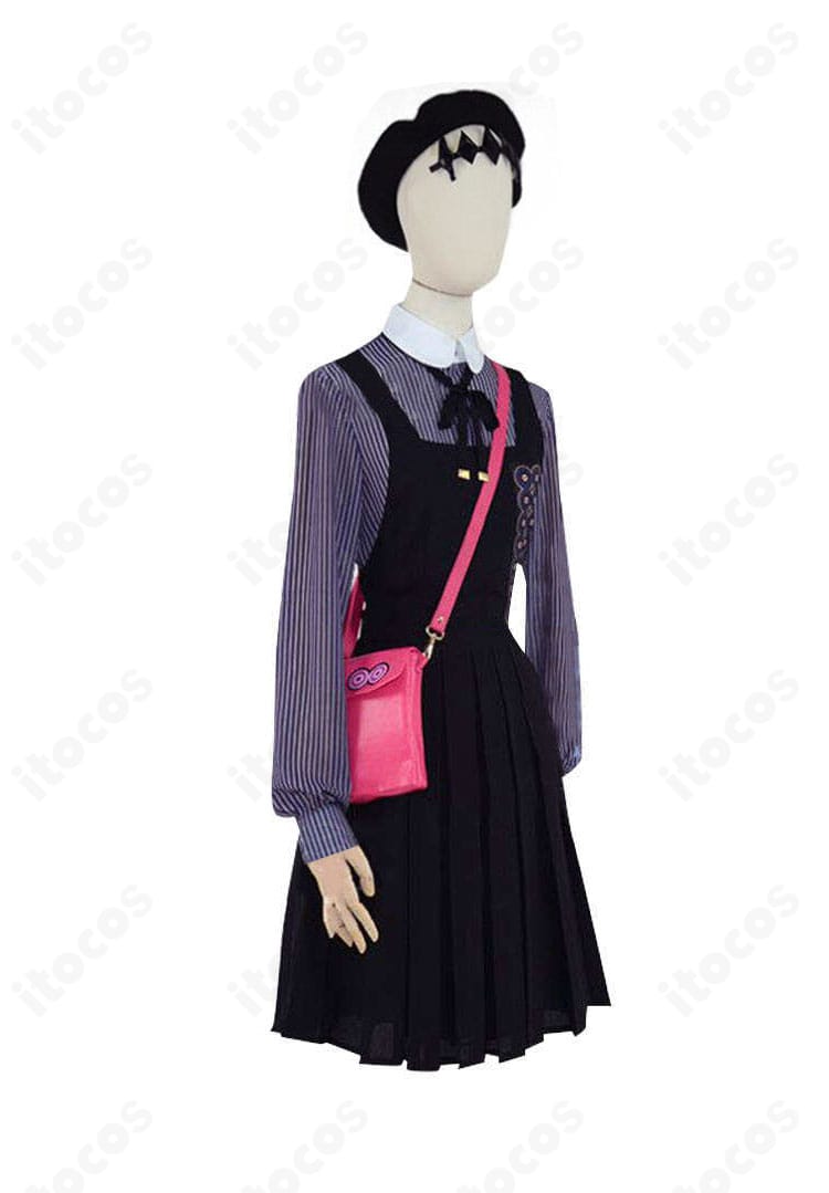 ホロライブ 一伊那尓栖 私服コスプレ衣装 右側面。サロペットのラインとリボンの位置関係が見えるディテール