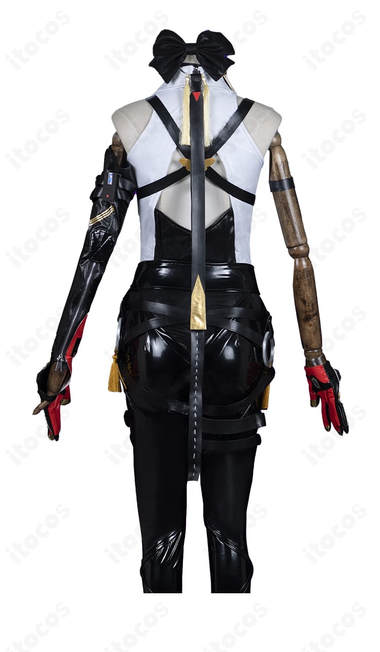 背面装飾のアップ。背帯と装飾パーツの配置・質感が伝わるイヴリン・シェヴァリエのコスプレ衣装