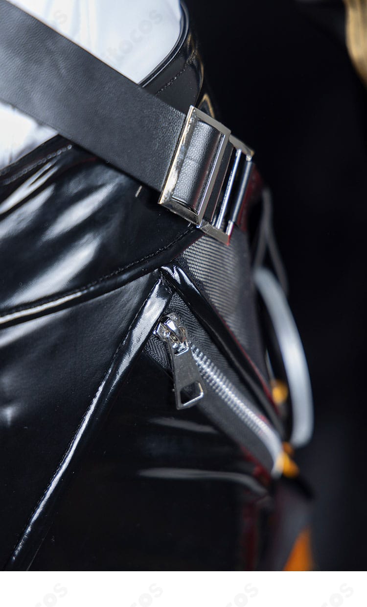 腰部装飾のアップ。ベルトと腰飾りの重なりが映えるイヴリンのコスプレ衣装