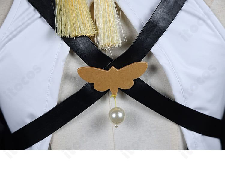 背帯装飾のディテール。背面のアクセントがシルエットを引き締めるイヴリン衣装