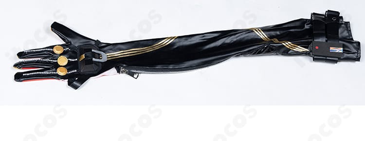 左手の手袋装飾ディテール。ステッチと手首まわりの収まりが分かる