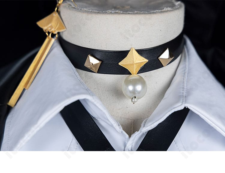 ネックレス装飾のクローズアップ。首元のアクセ存在感でイヴリンの上品さを演出