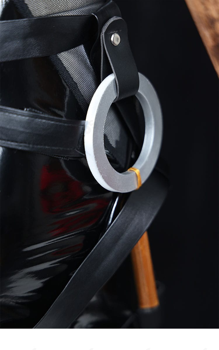 腰飾りのクローズアップ。金具とストラップの配置でフォーマル感を強調