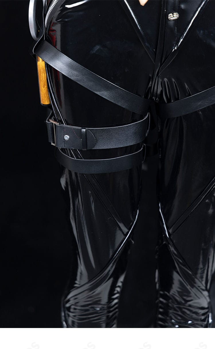 パンツ周りのディテール。腿ベルトとのバランスや直線的シルエットが確認できる