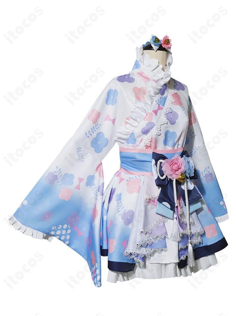 天宮こころ コスプレ衣装の側面。袖や腰飾りの立体感と装飾の配置を確認可能。