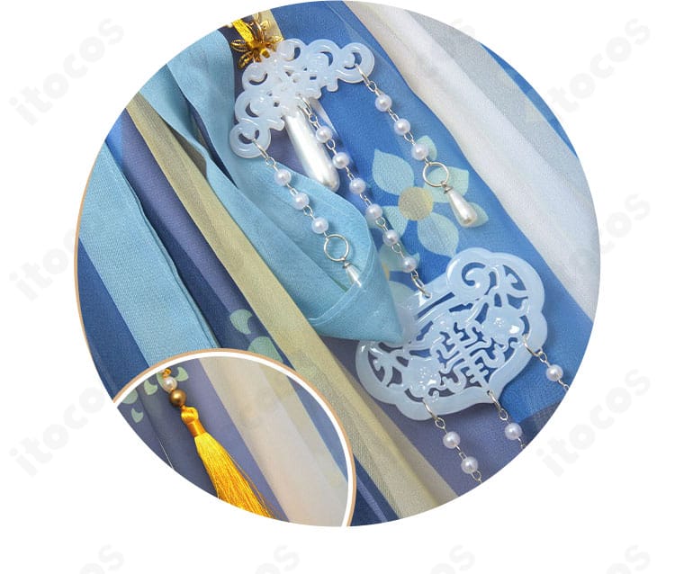 腰飾りの精巧さを示すアップ。薬司衣装に合わせた装飾パーツの質感と彩色