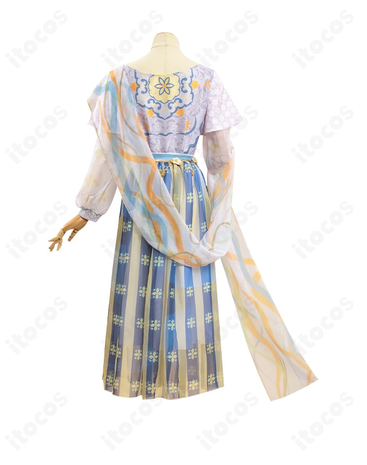 背面ビュー。エミリー・ダイアー 薬司衣装の後ろ姿と裾・背中の装飾ディテール