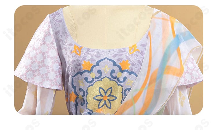 襟元アップ。医師 薬司コスの襟飾りと繊細な意匠を強調したディテール写真