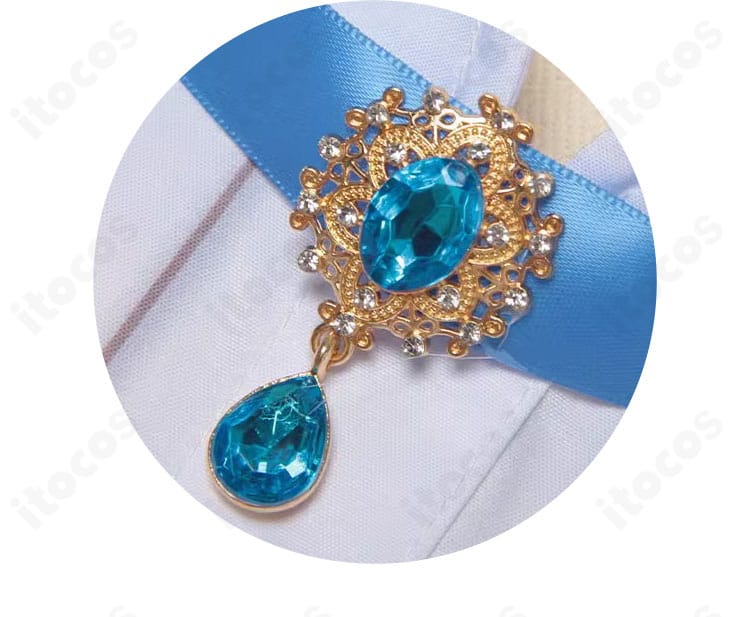 アリス・デロス（記者）衣装のネックレス／チョーカー部分。質感と金具の形状が分かる接写。