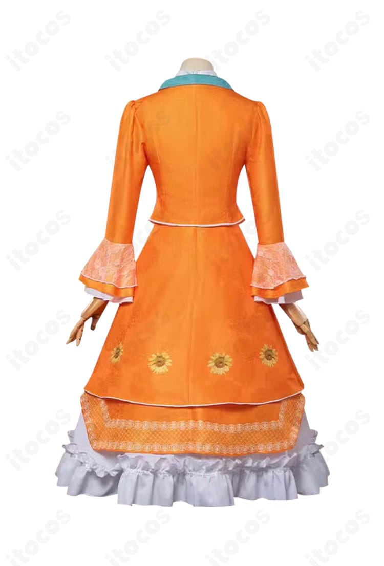 アリス・デロス（記者）ミズ・ワトソン衣装の背面。背中から裾にかけての切り替えと装飾配置が確認できる画像。